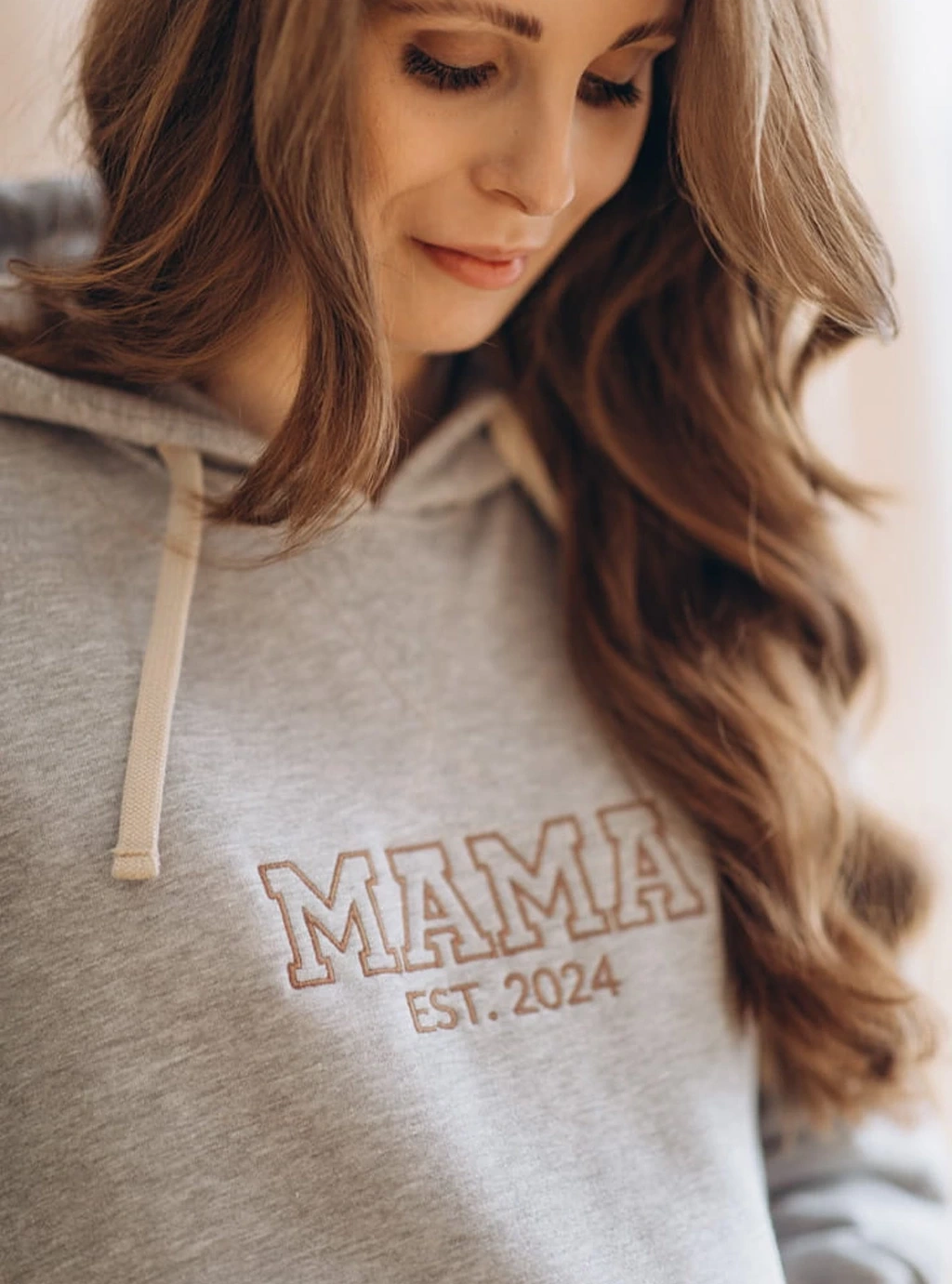 MAMA EST. 2024- šedá tehotenská mikina