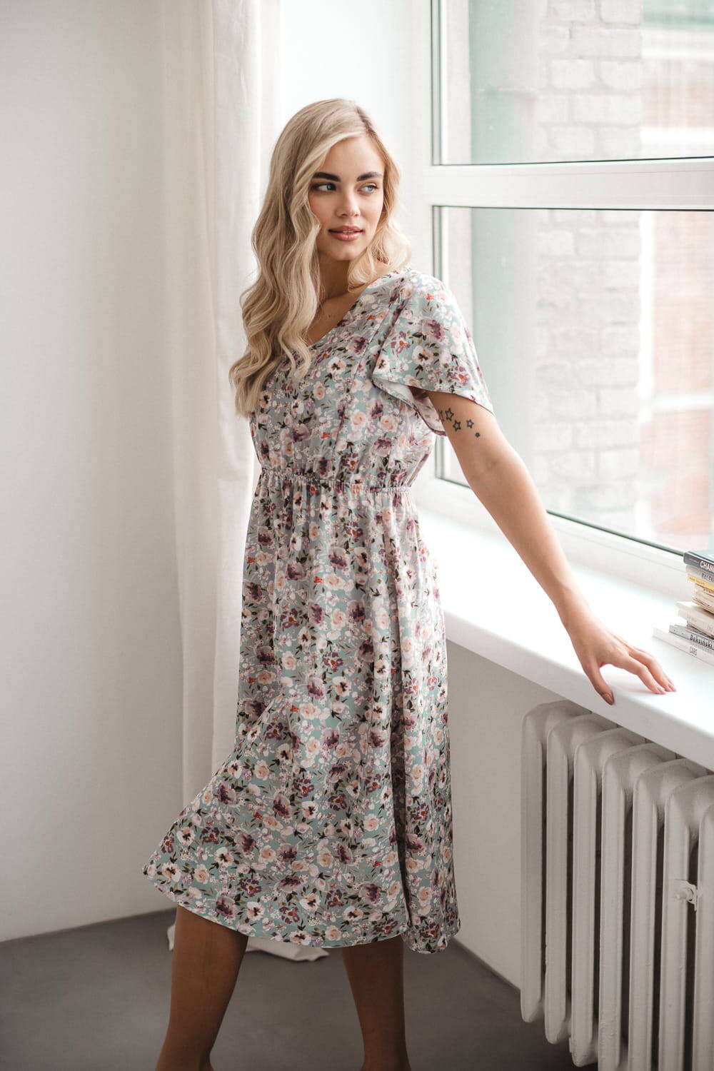 Lovely Dress Midi tehotenské a dojčiace šaty, krátke rukávy, sivé s kvetmi