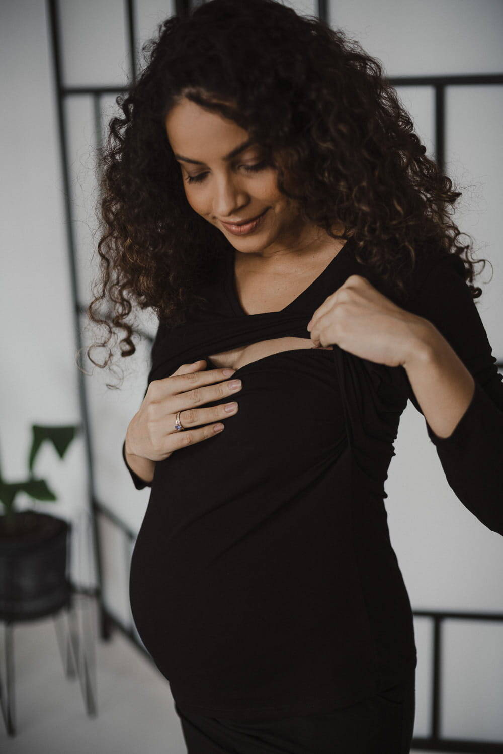 Milk Shirt čierna tehotenská a dojčiaca blúzka s výstrihom do V