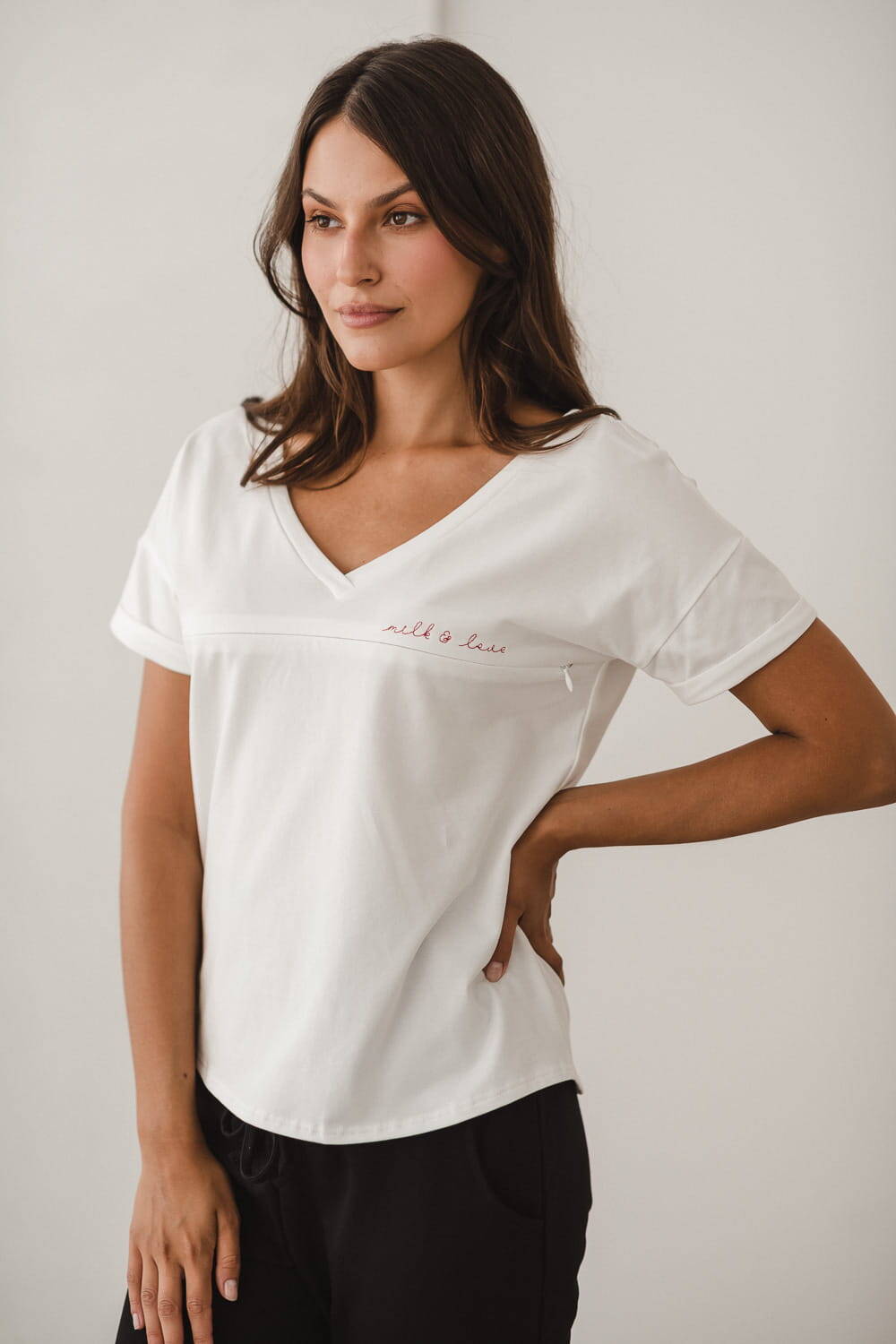 Tehotenská a dojčiaca blúzka M-Shirt s výstrihom do V, krémovo biela